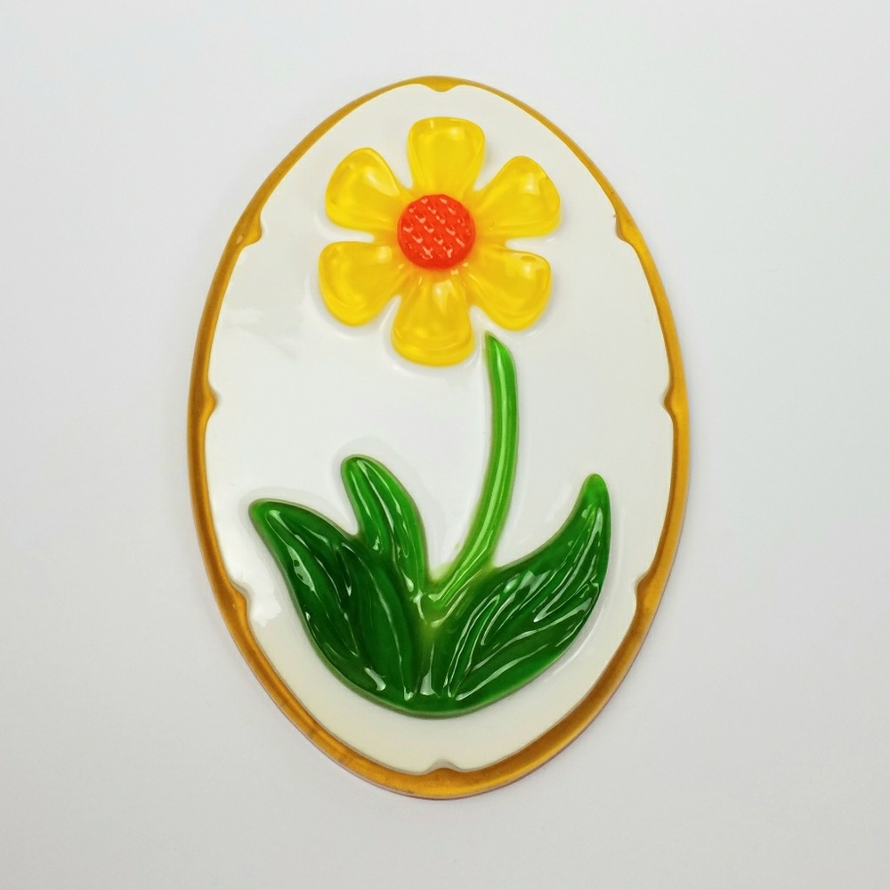 Vintage Daisy Wall Plaque Glass Like Resin 1969